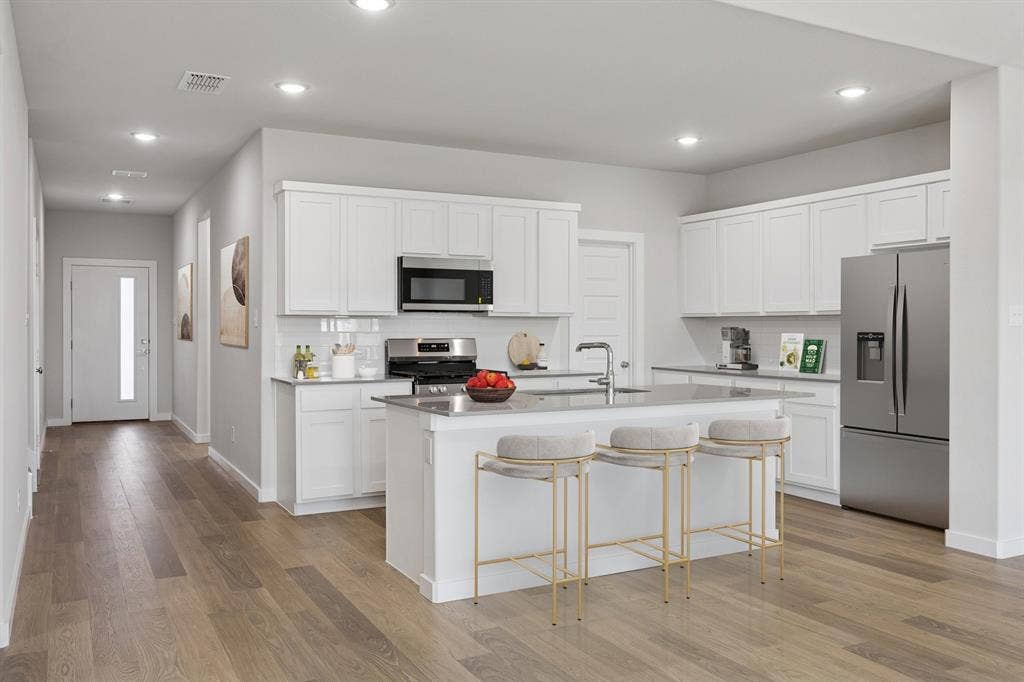 489 Hocking Hills Drive, Waxahachie, TX 75165 Kitchen in the Masters home plan by Trophy Signature Homes – REPRESENTATIVE PHOTO