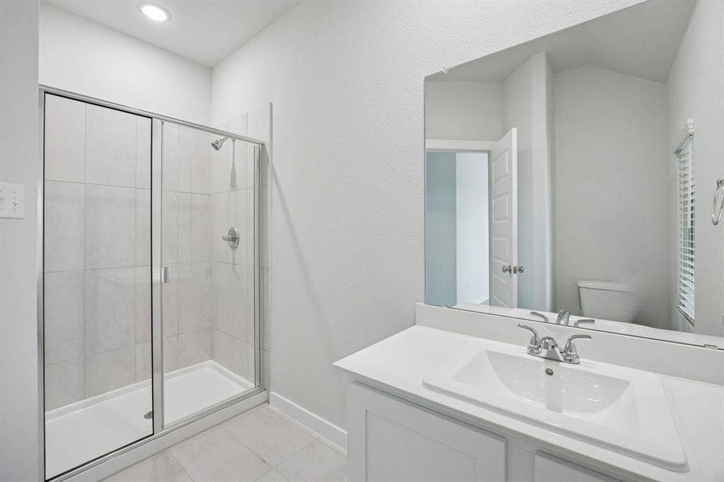 489 Hocking Hills Drive, Waxahachie, TX 75165 Bathroom in the Masters home plan by Trophy Signature Homes – REPRESENTATIVE PHOTO