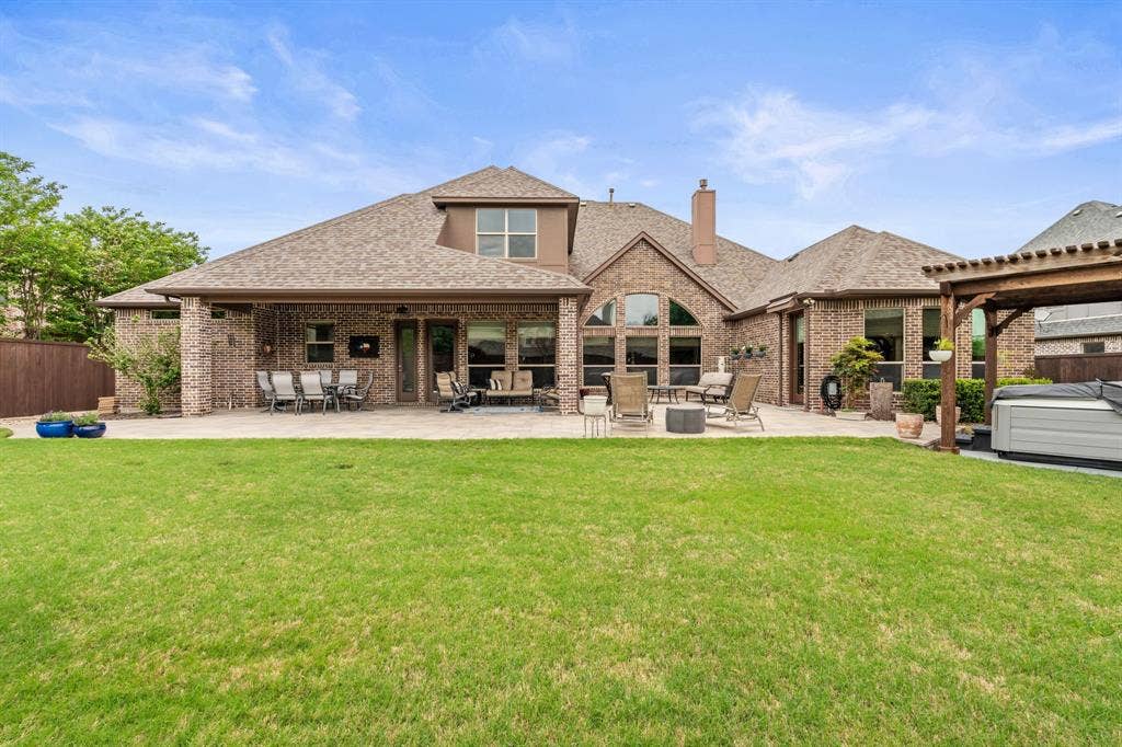 1640 Stillhouse Hollow Drive, Prosper, TX 75078 Located on 0.338 acre site which provides comfortable separation from your neighbor and an enhanced yard size for entertainment & plenty of room for a pool. The roof is an upgraded Class 3 Level composition shingle.