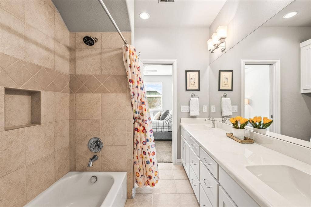 1640 Stillhouse Hollow Drive, Prosper, TX 75078 Bathroom on the 2nd level shared between two bedrooms.