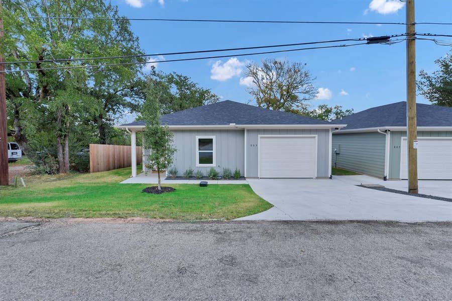 Property photo for 805 Branding Iron Trail, Granbury, TX
