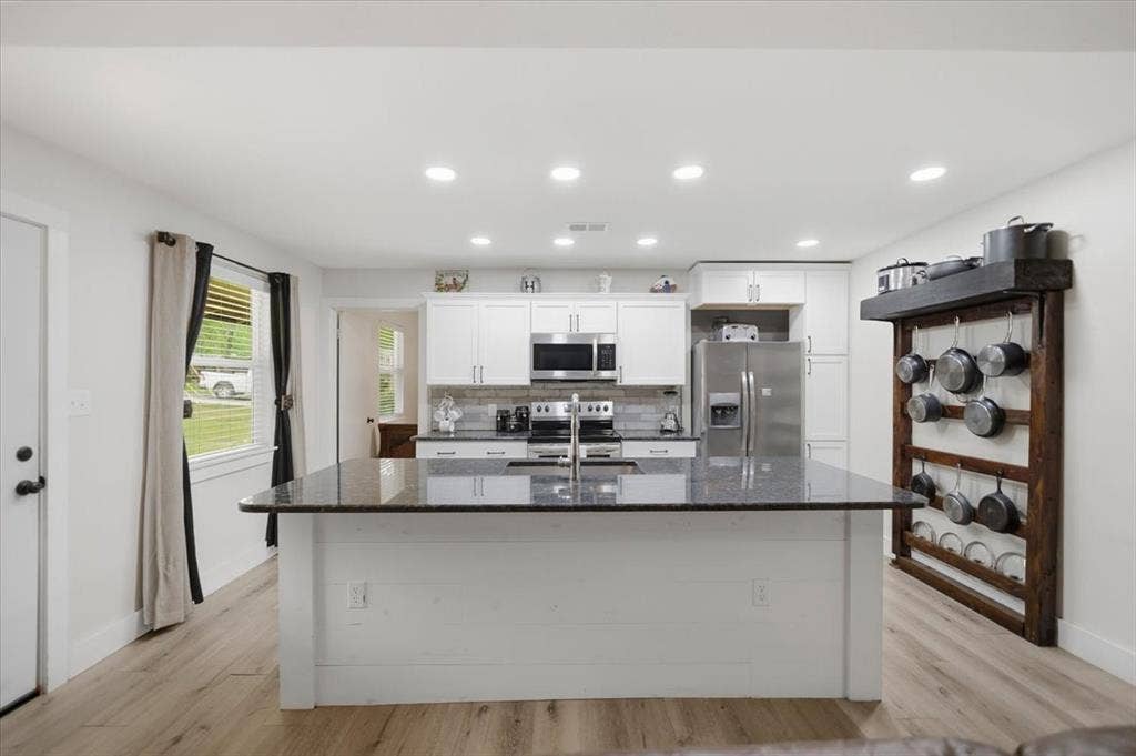 1507 E Tanglewood Drive, Hideaway, TX 75771 Quartz Countertops