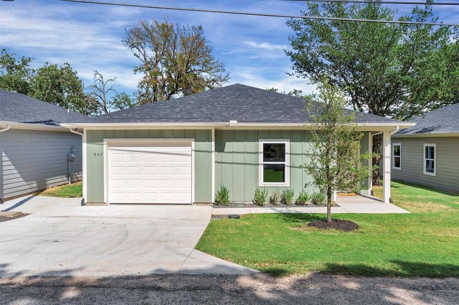 Property photo for 807 Branding Iron Trail, Granbury, TX