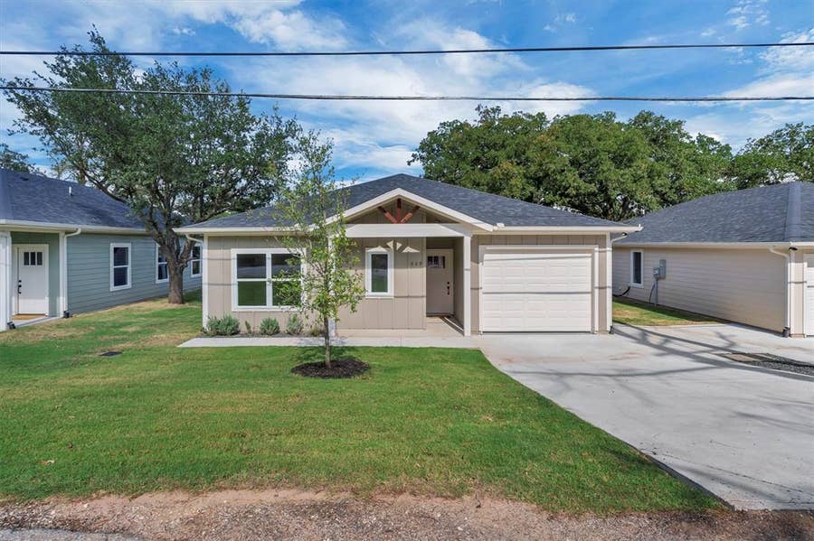 Property photo for 809 Branding Iron Trail, Granbury, TX