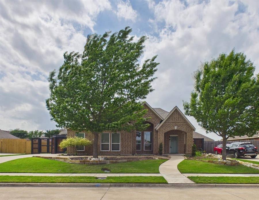 Property photo for 921 Mill Pond Drive, Midlothian, TX