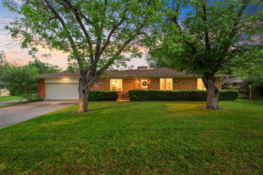 Property photo for 706 W Denison Drive, Robinson, TX