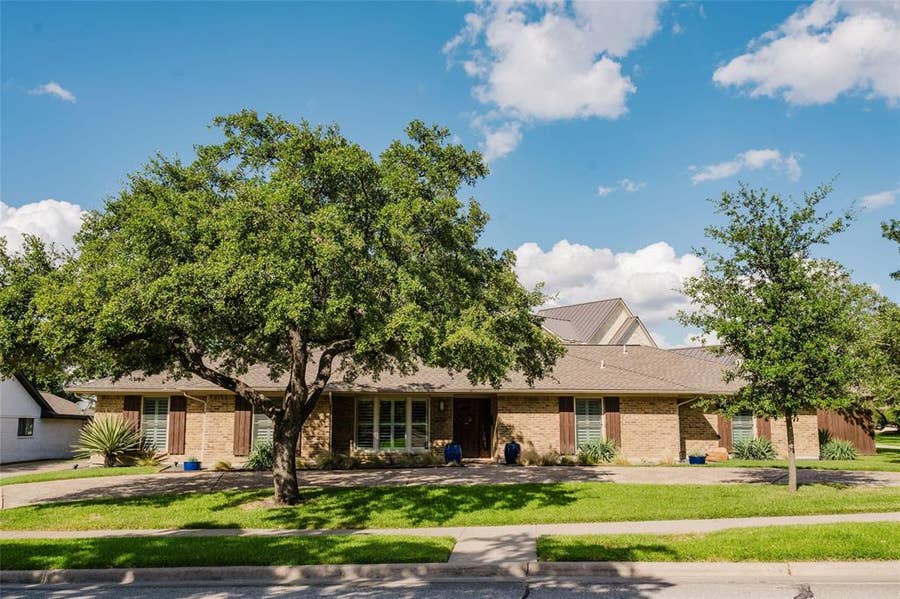 Property photo for 3257 Brookhaven Club Drive, Farmers Branch, TX