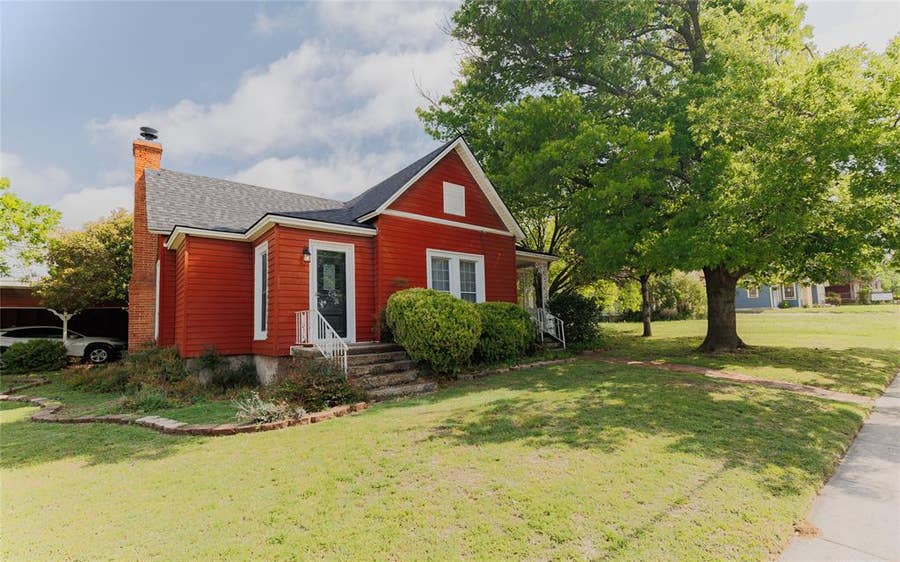 Property photo for 510 W Walnut Street, Decatur, TX