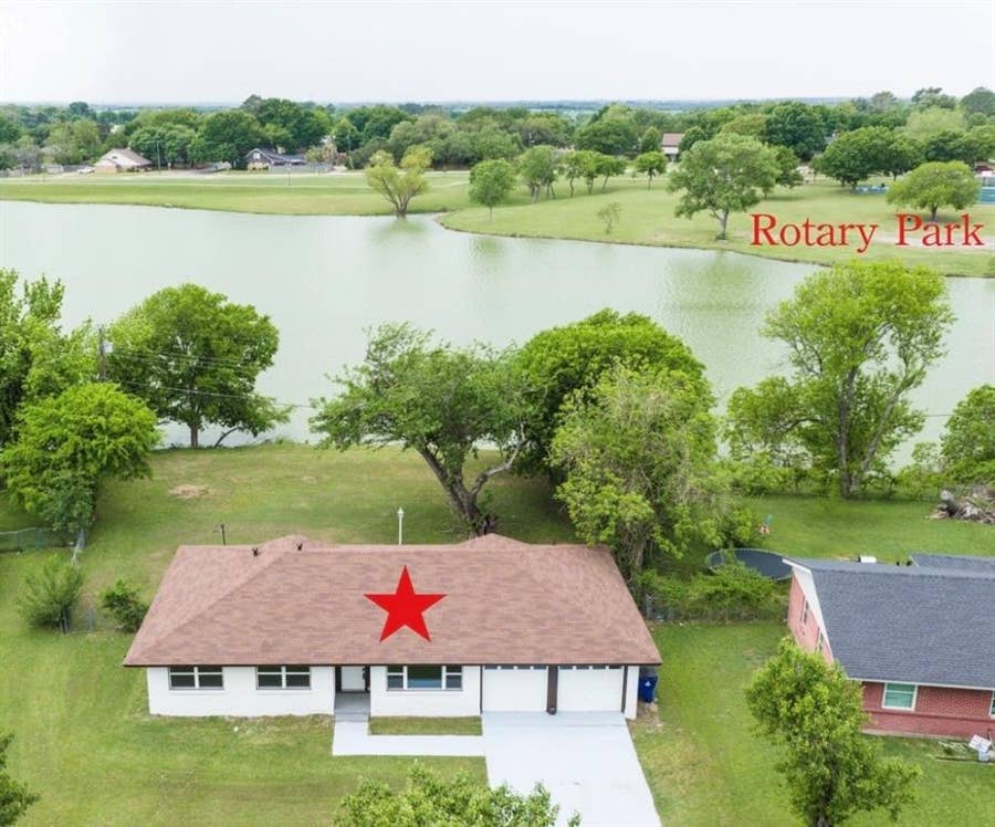 Property photo for 536 Lakeshore Drive, Ennis, TX