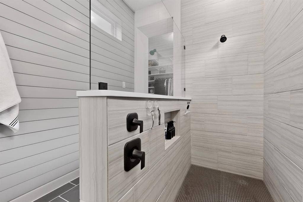 200 W Shetland Lane, Northlake, TX 76247 Dual shower heads