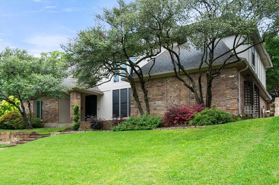 Property photo for 907 Loch Lomond Drive, Arlington, TX