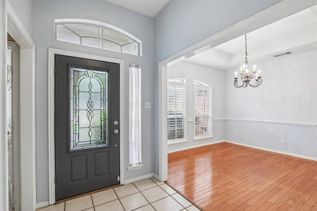 4124 Cory Lee Court, Arlington, TX 76015 Entryway featuring a decorative leaded glass door with an arched transom window