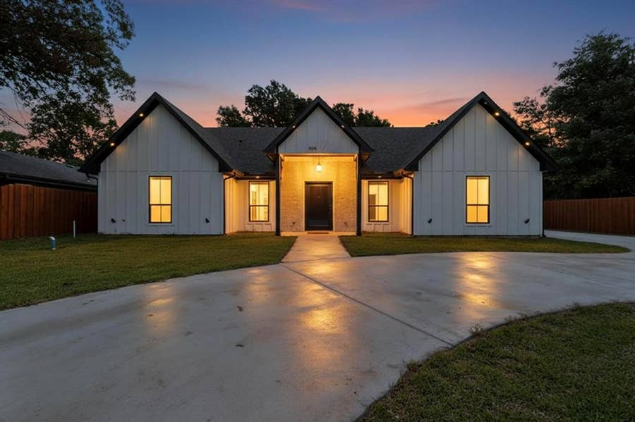 Property photo for 404 Luzon Street, Tool, TX