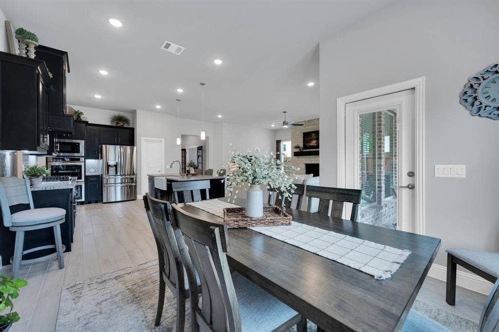 922 Cardinal Drive, Midlothian, TX 76065 Dining area