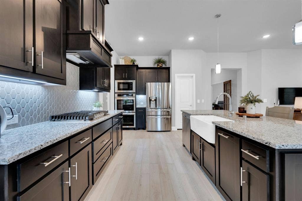 922 Cardinal Drive, Midlothian, TX 76065 Lots of cabinet space