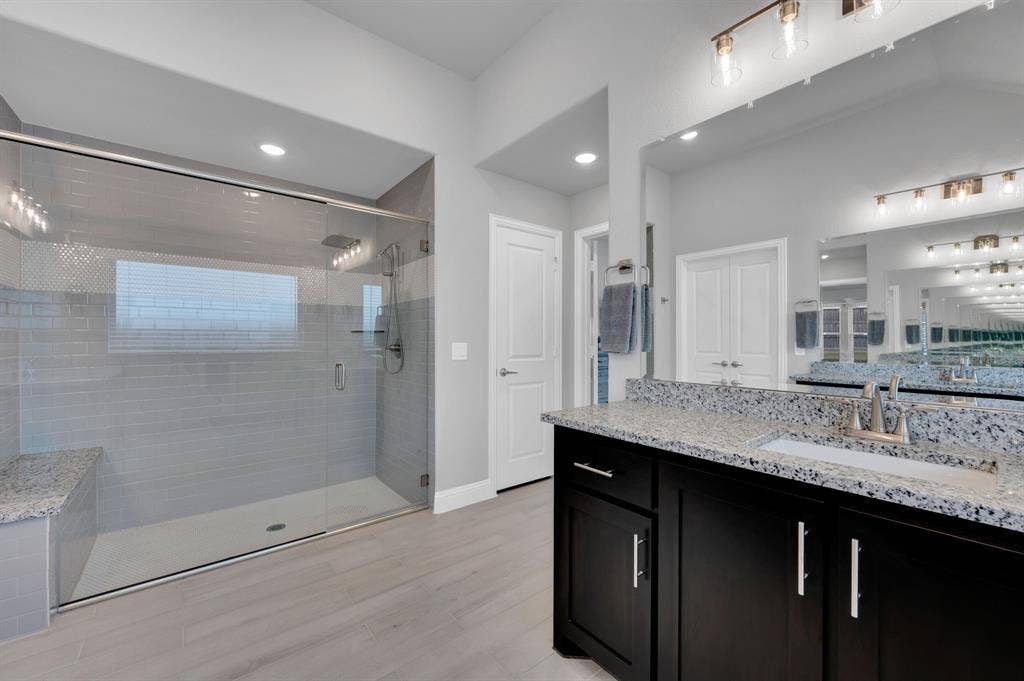 922 Cardinal Drive, Midlothian, TX 76065 Oversized shower