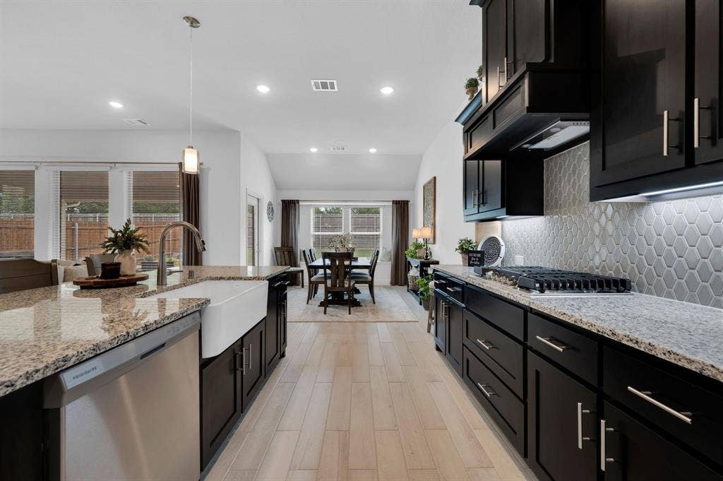 922 Cardinal Drive, Midlothian, TX 76065 Tons of counter space. Natural gas stove top