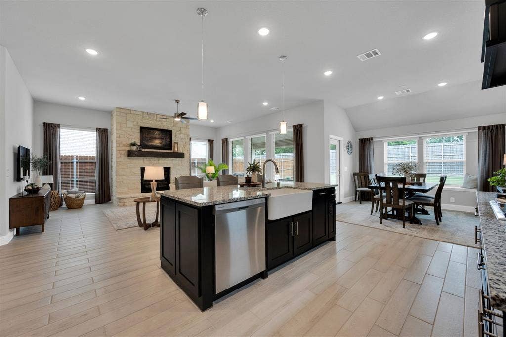 922 Cardinal Drive, Midlothian, TX 76065 Great open floor plan