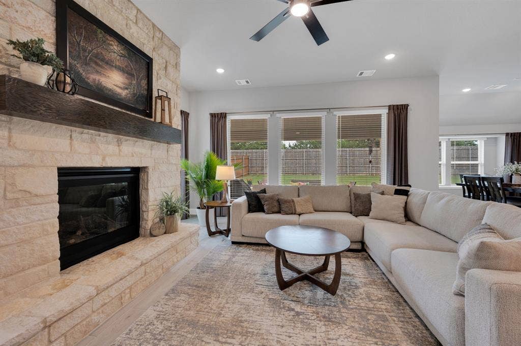 922 Cardinal Drive, Midlothian, TX 76065 Tons of natural light