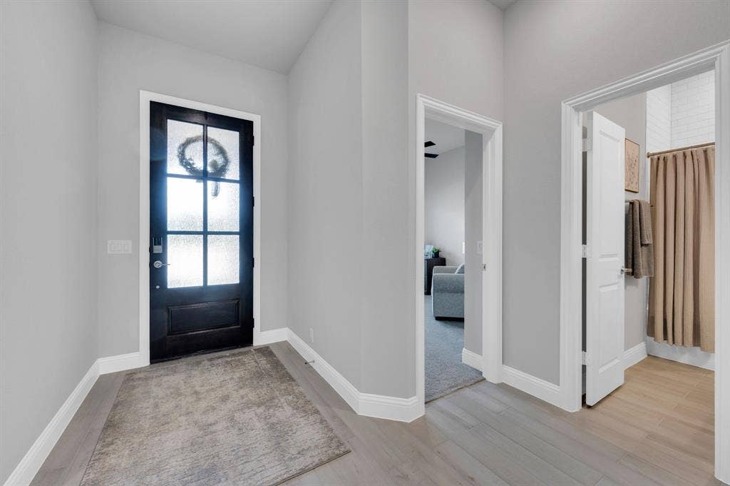 922 Cardinal Drive, Midlothian, TX 76065 Front entry way