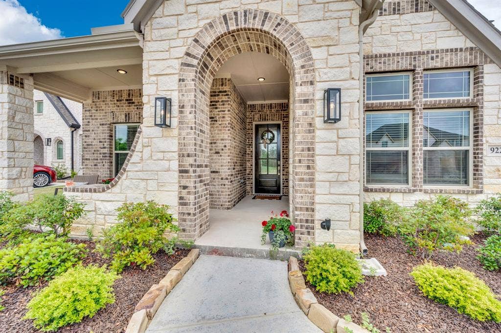 922 Cardinal Drive, Midlothian, TX 76065 Warm and welcoming entry