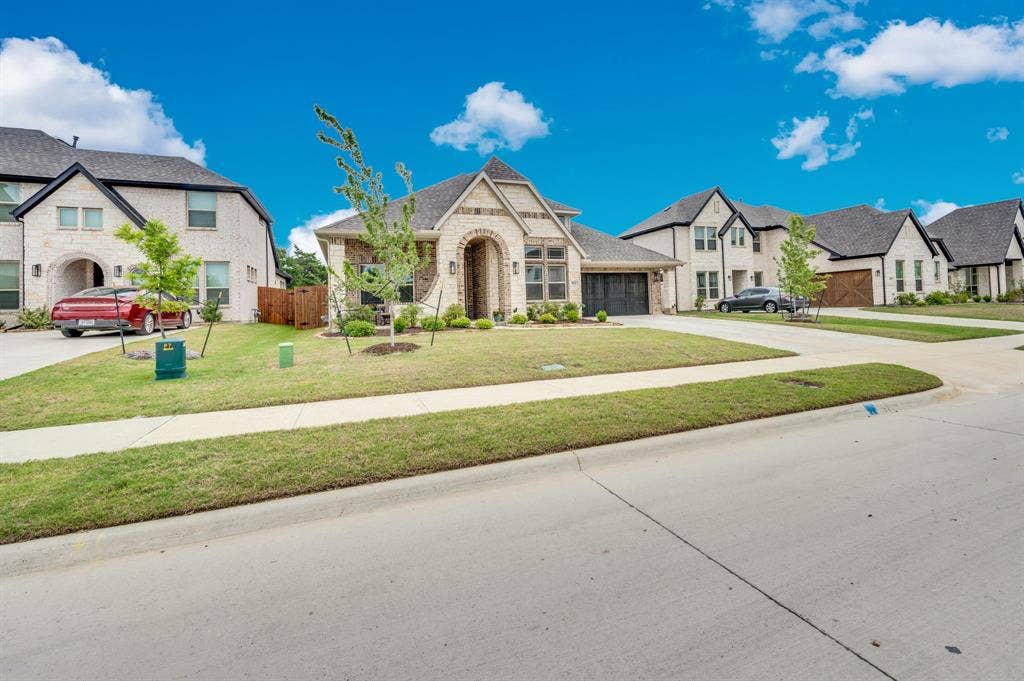 922 Cardinal Drive, Midlothian, TX 76065 Well maintained landscaping