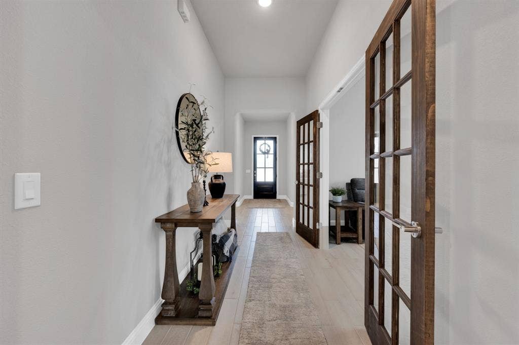 922 Cardinal Drive, Midlothian, TX 76065 Hallway to main living area