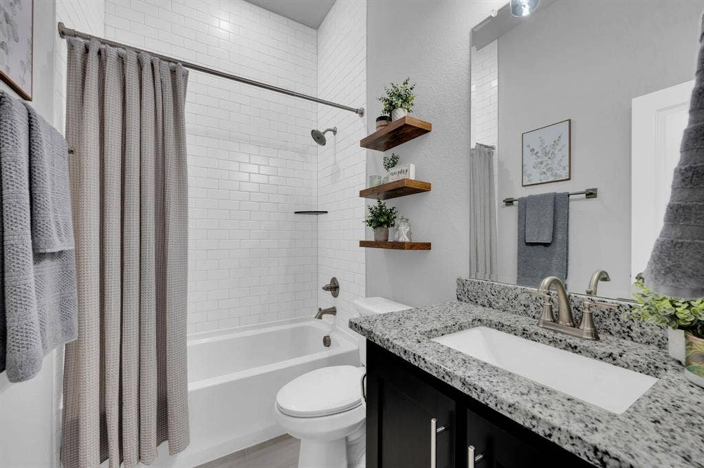 922 Cardinal Drive, Midlothian, TX 76065 Hall full bath