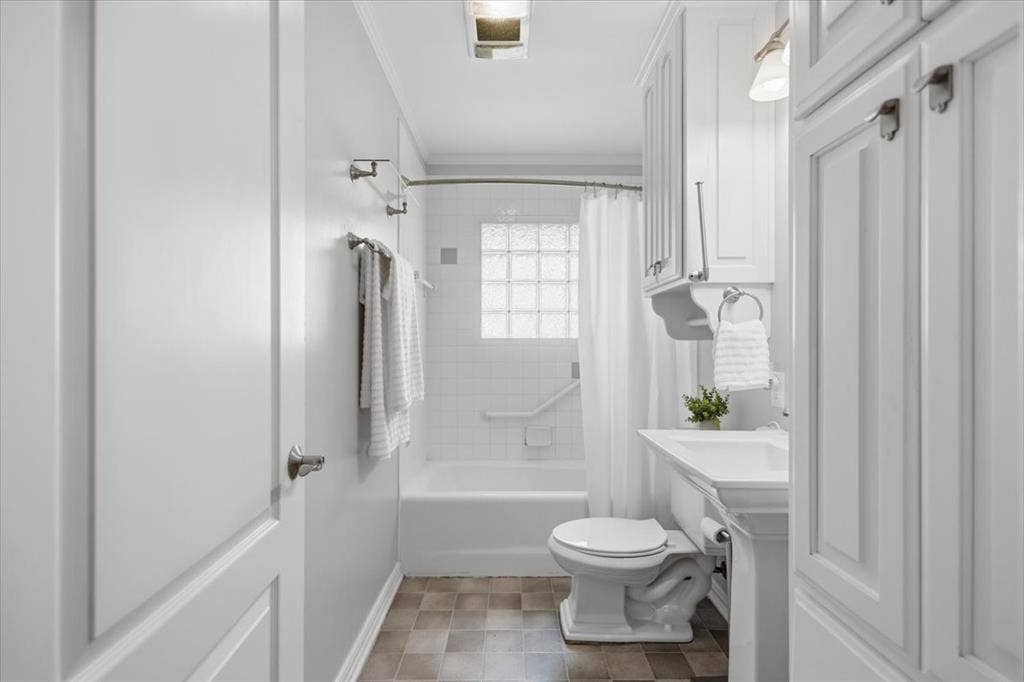 701 Georgia Street, Lindale, TX 75771 Hall Bath