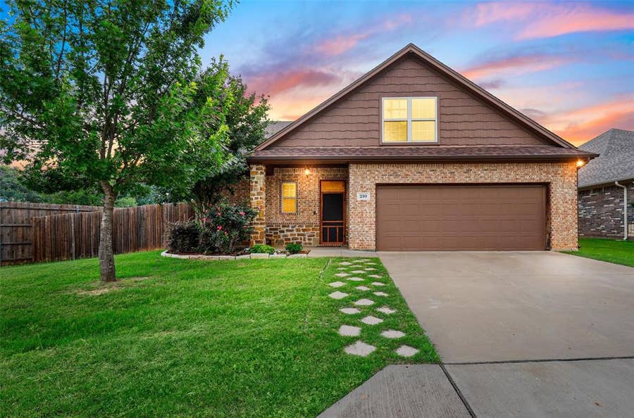 Property photo for 210 Donna Circle, Granbury, TX
