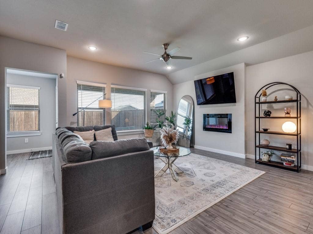 626 Congressional Avenue, Red Oak, TX 75154 Spacious living area featuring wood-finish flooring, recessed lighting, and a ceiling fan