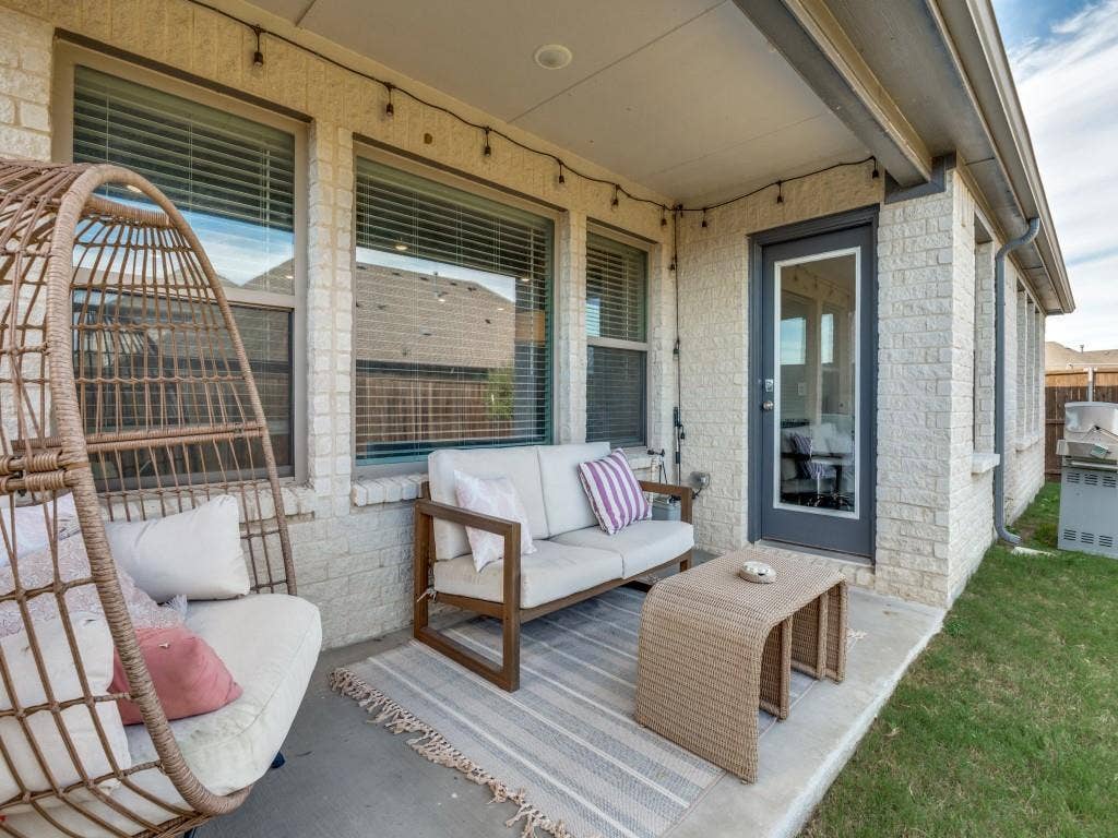 626 Congressional Avenue, Red Oak, TX 75154 Covered patio featuring a concrete slab and string lighting