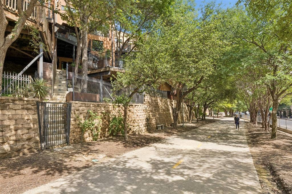 2911 Magnolia Hill Court, Dallas, TX 75201 Private entrance to the Katy Trail
