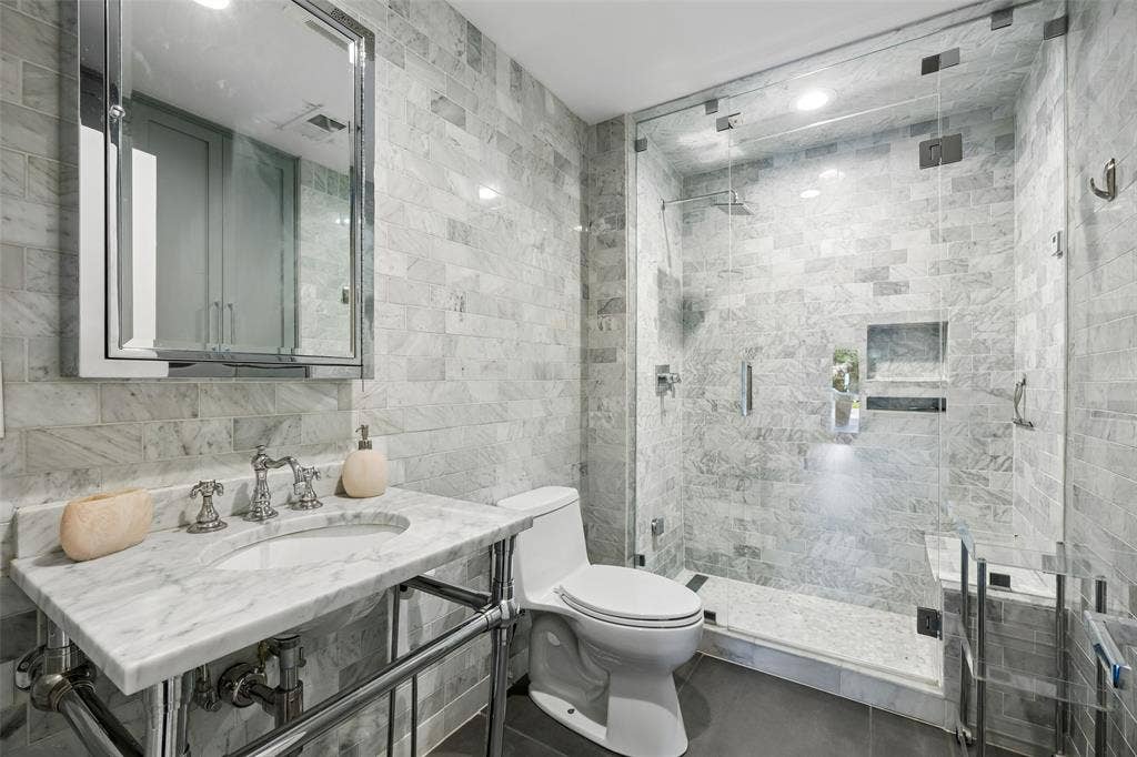2911 Magnolia Hill Court, Dallas, TX 75201 Bathroom #2