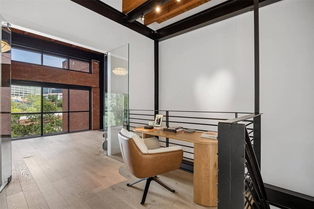 2911 Magnolia Hill Court, Dallas, TX 75201 Landing