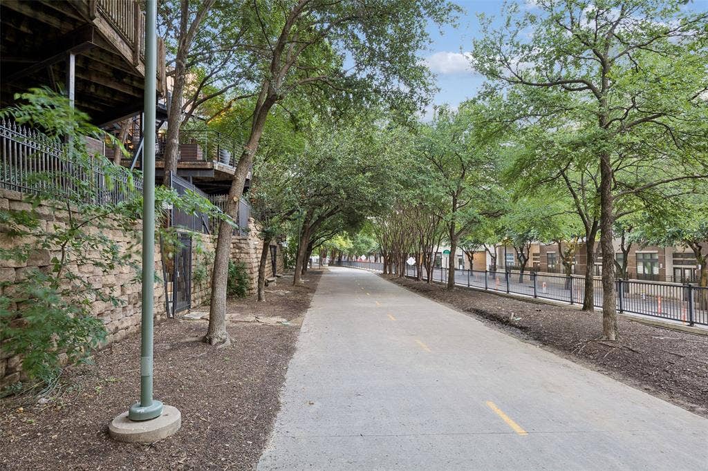 2911 Magnolia Hill Court, Dallas, TX 75201 Private entrance to the Katy Trail
