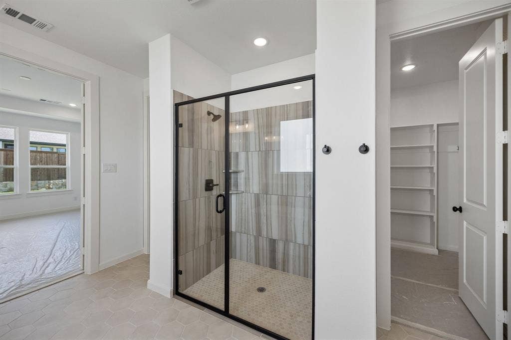 4211 Rosita Lane, Prosper, TX 75078 You'll love the spacious walk in shower plus his and her closets in our Sinclaire II owner's bath.