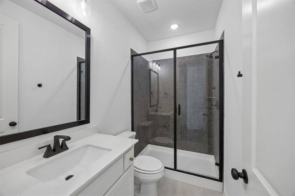 4211 Rosita Lane, Prosper, TX 75078 Friends and family will enjoy all of the beautifully finished guest baths in our Sinclaire II plan.