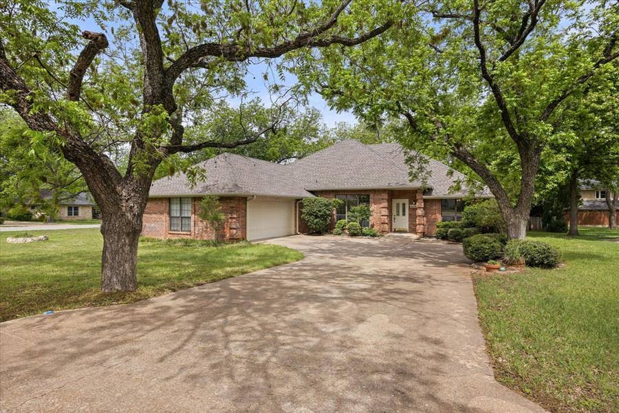 Property photo for 6023 Melrose Circle, Granbury, TX