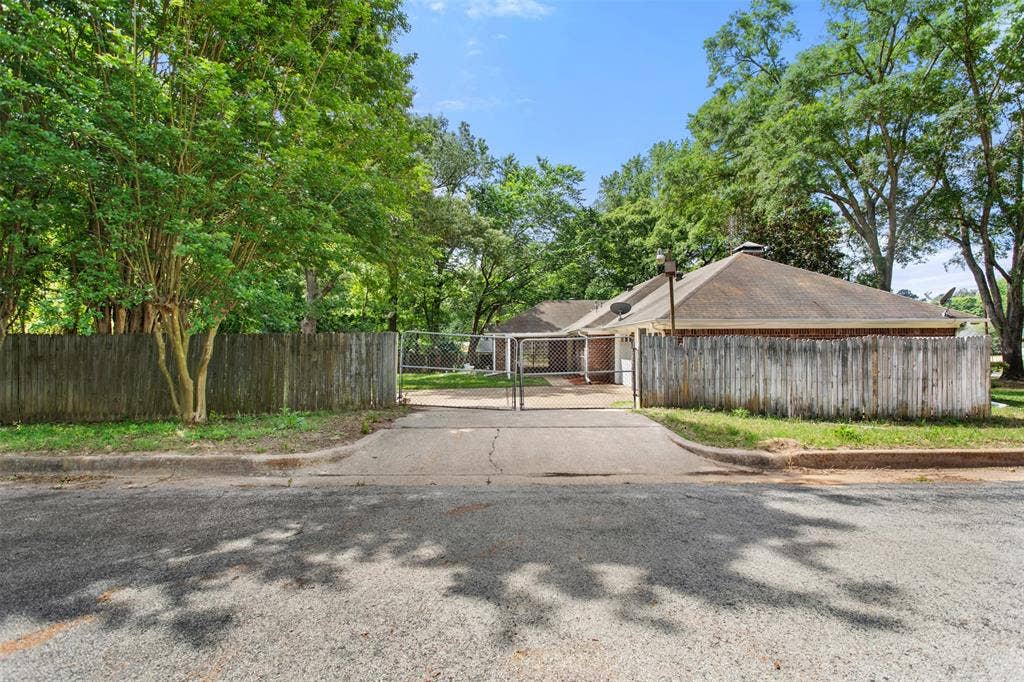 15049 Northwood Drive, Tyler, TX 75703 15049 Northwood Drive, Tyler, TX 75703