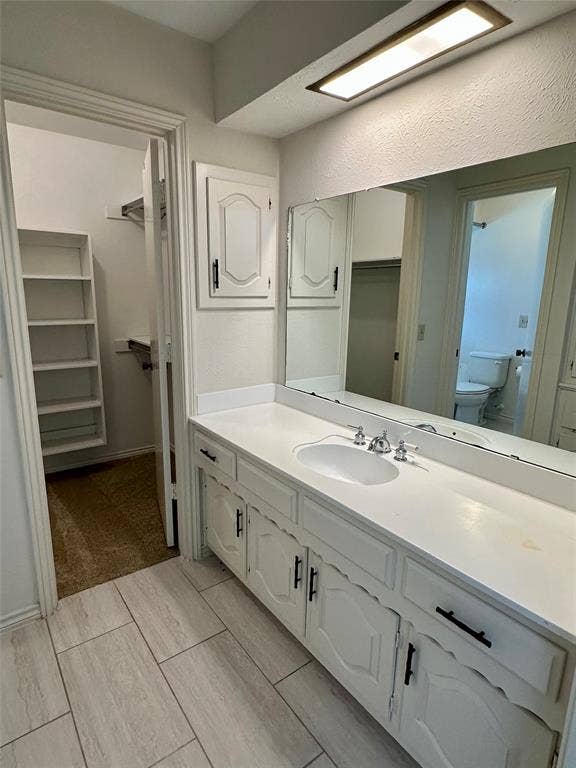 7145 Crooked Oak Drive, Dallas, TX 75248 Separate his and her bathroom areas each with own closet