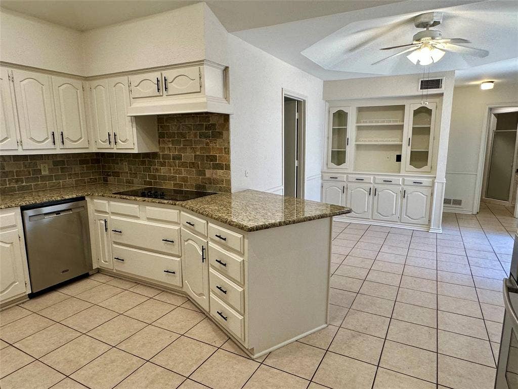 7145 Crooked Oak Drive, Dallas, TX 75248 kitchen and breakfast area