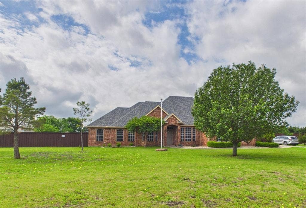 5640 Jennifer Lane, Midlothian, TX 76065 Lots of grass