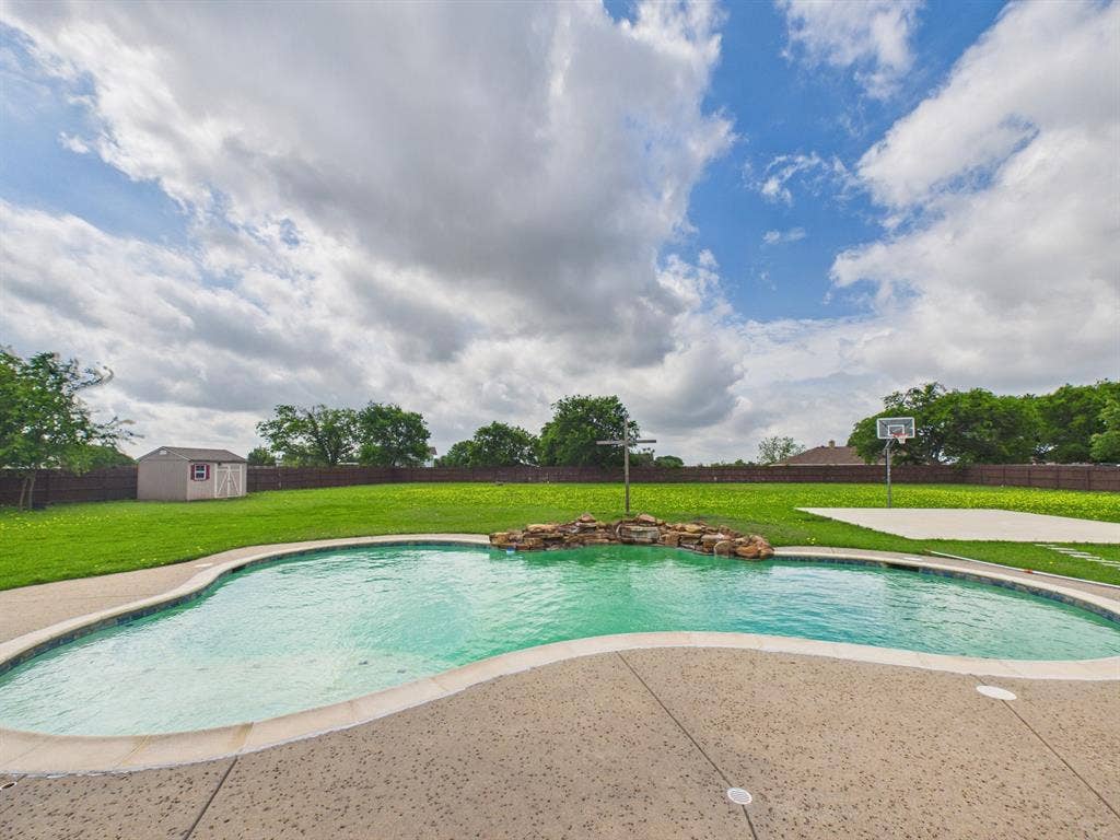 5640 Jennifer Lane, Midlothian, TX 76065 play pool for volleyball or swimming