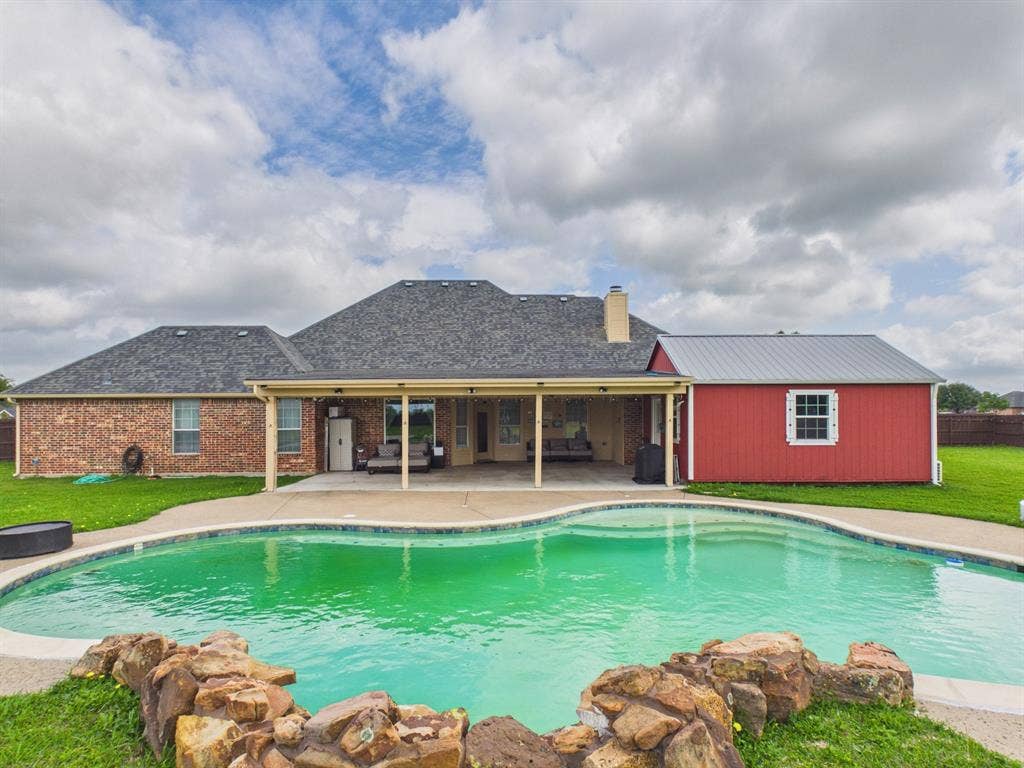 5640 Jennifer Lane, Midlothian, TX 76065 Pool has rock fountain