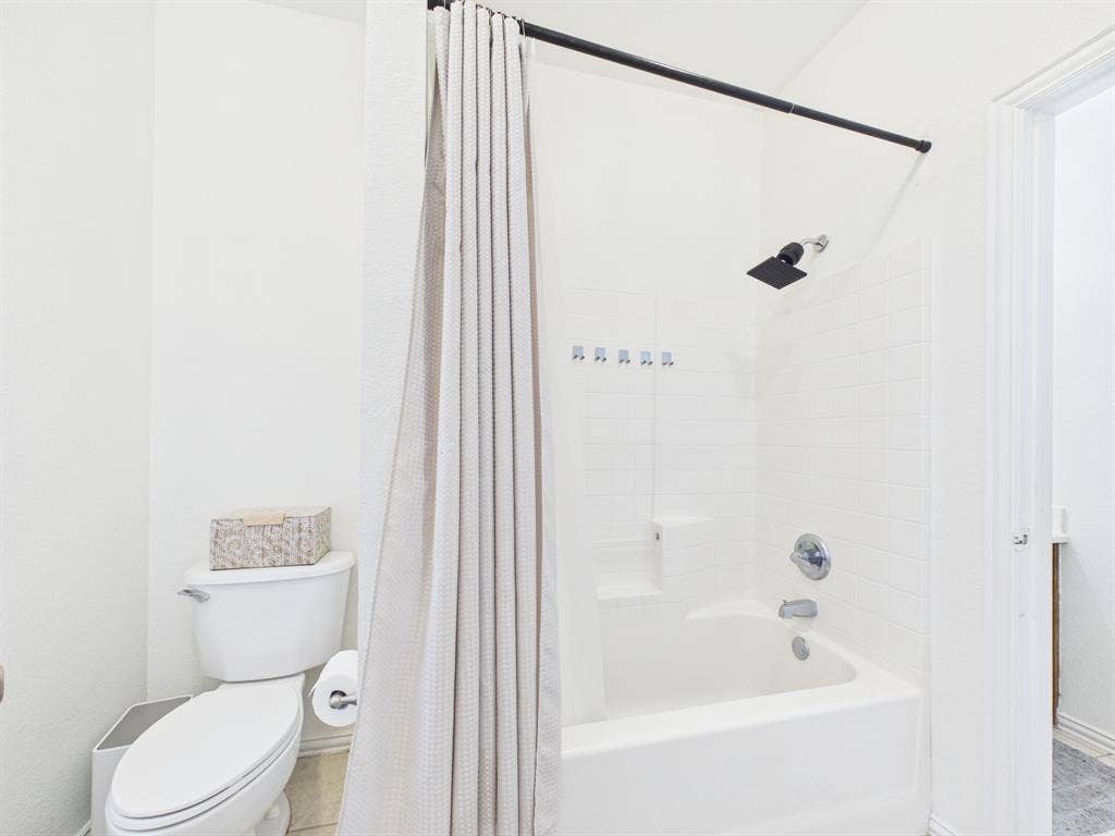 5640 Jennifer Lane, Midlothian, TX 76065 Jack-n-Jill bathroom