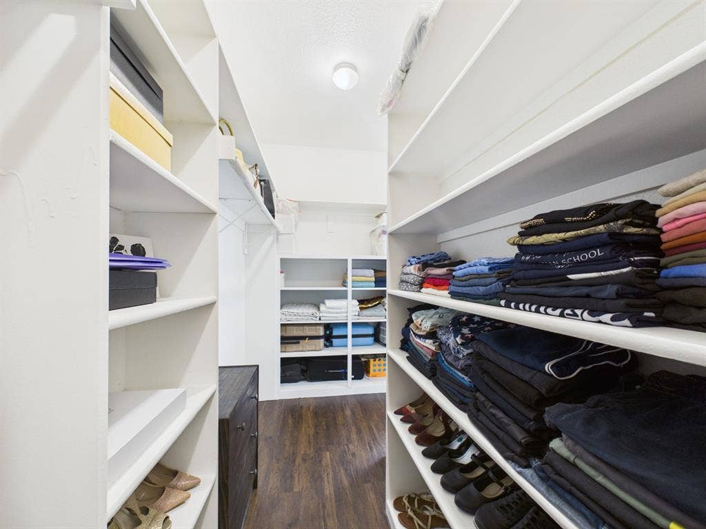 5640 Jennifer Lane, Midlothian, TX 76065 Master closet is a circle thru the bathroom