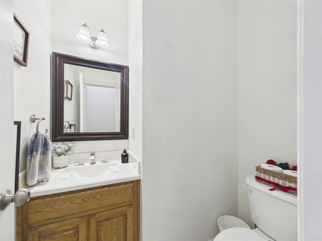 5640 Jennifer Lane, Midlothian, TX 76065 half bath near utility room