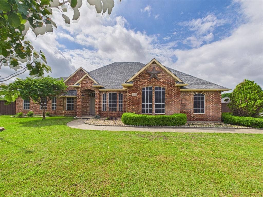 5640 Jennifer Lane, Midlothian, TX 76065 roof approx 5 yrs old