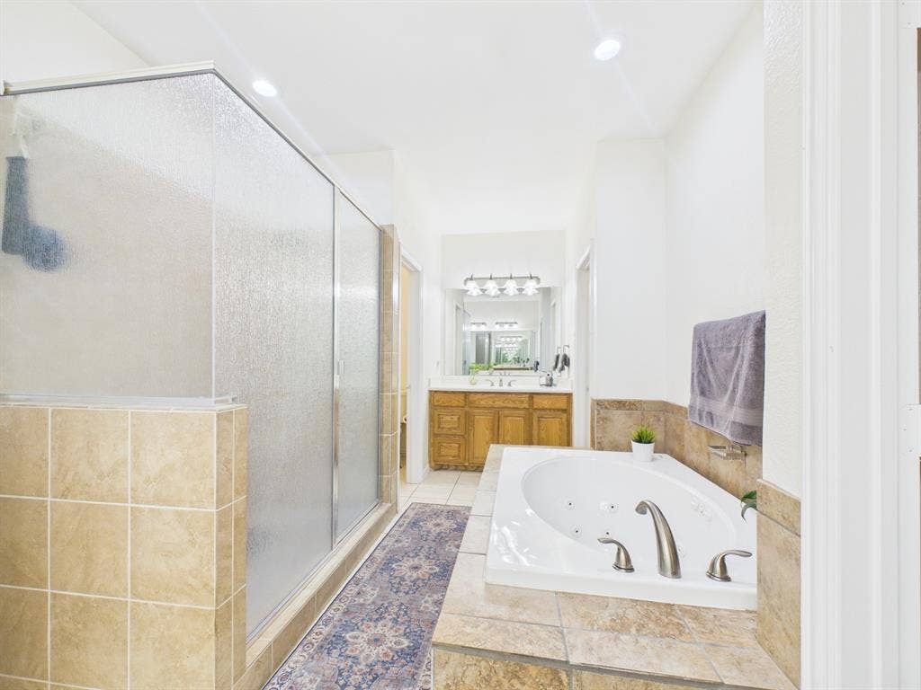 5640 Jennifer Lane, Midlothian, TX 76065 HUGE walk in shower in master